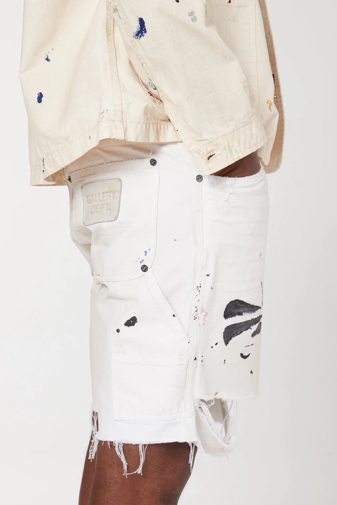 GALLERY DEPT. FLEA CARPENTER SHORTS Ink-cut knife-cut mud-dyed denim shorts. Destroy VINTAGE distressed denim shorts. Distressed white S-XL. Rewashed cement-dyed to make it old. Knife cut holes. Cat whiskers are worn. Customized full set with logo accessories. Purely handmade acrylic splash-ink graffiti.